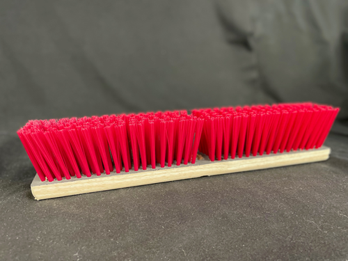 Photo de Brosse en placron rouge 18"