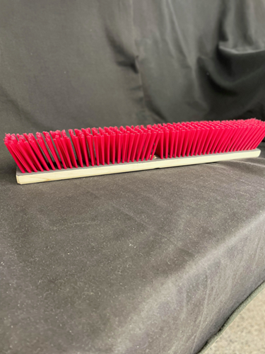 Photo de Brosse en placron rouge 24"